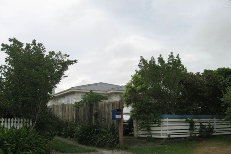 Photo of property in 10 Mexted Terrace, Tawa, Wellington, 5028
