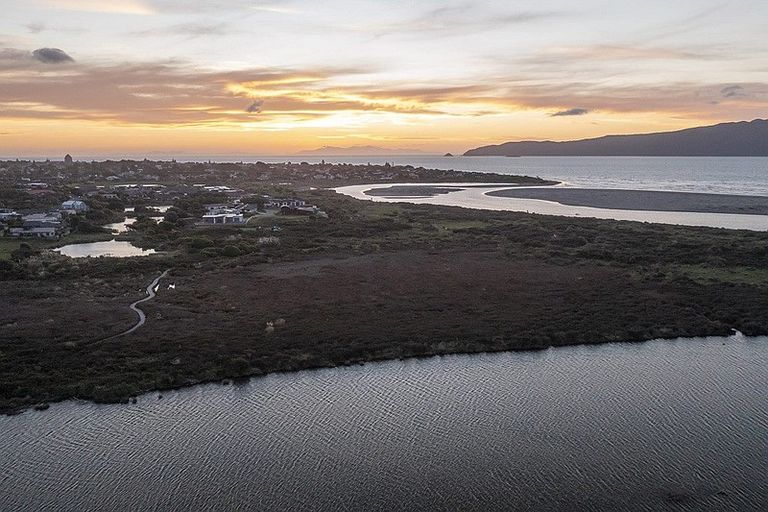 Photo of property in 116 Queens Road, Waikanae Beach, Waikanae, 5036