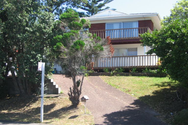 Photo of property in 21 Easton Park Parade, Glenfield, Auckland, 0629