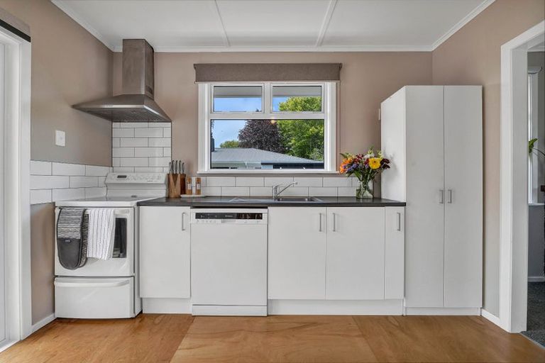 Photo of property in 33 Turakina Street, Merrilands, New Plymouth, 4312