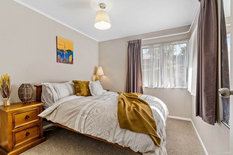 Photo of property in 1 Spears Place, Botany Downs, Auckland, 2010