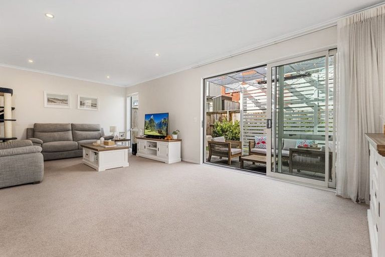 Photo of property in 10 Waimoana Close, Massey, Auckland, 0614