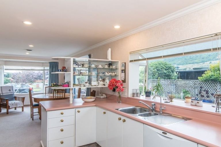 Photo of property in 22 Cranbrook Grove, Waikanae, 5036