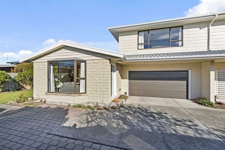 Photo of property in 2/120b Roydvale Avenue, Burnside, Christchurch, 8053
