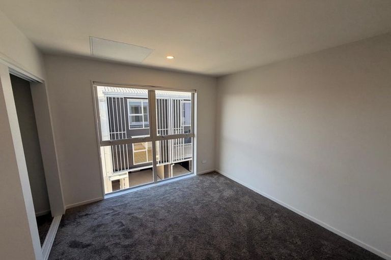 Photo of property in 9/9 Aeroview Drive, Beach Haven, Auckland, 0626