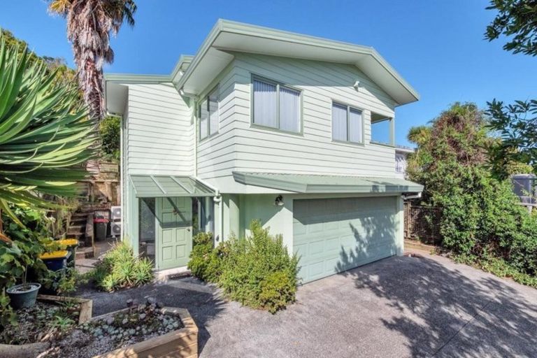 Photo of property in 33 Rangeview Road, Sunnyvale, Auckland, 0612