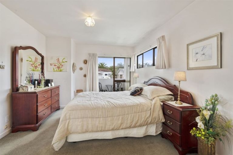 Photo of property in 2/12 Centorian Drive, Windsor Park, Auckland, 0632