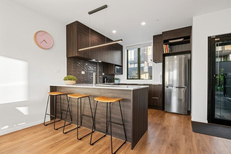 Photo of property in 10/19 Windlass Street, Long Bay, Auckland, 0630