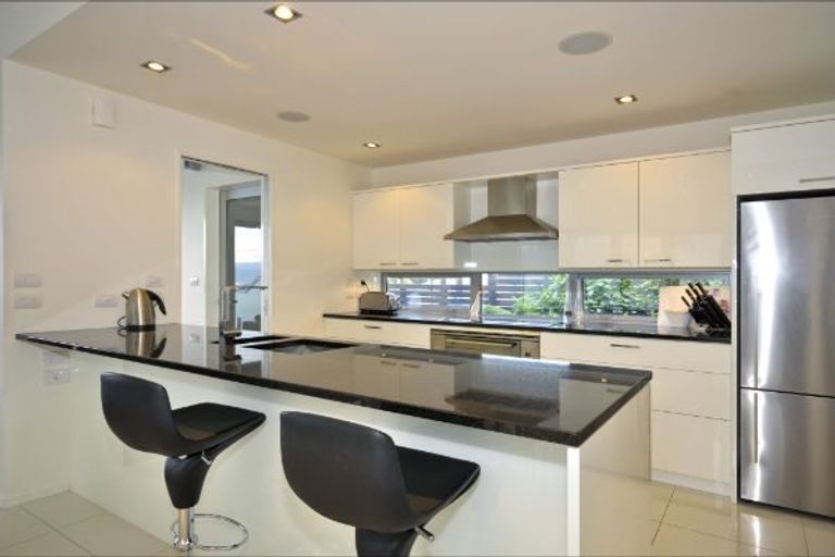 Photo of property in 1 Upper Lewisville Terrace, Thorndon, Wellington, 6011