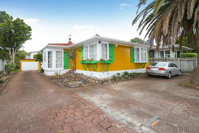 Photo of property in 27 Sylvia Road, Hillcrest, Auckland, 0627