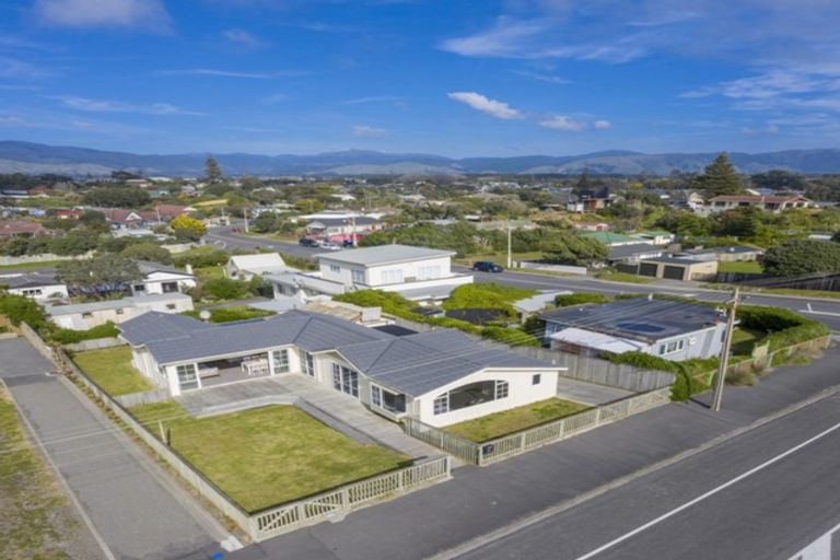 Photo of property in 68 Marine Parade, Otaki Beach, Otaki, 5512