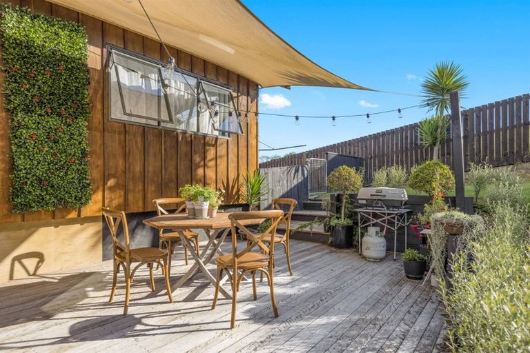 Photo of property in 15 Empressa Heights, Helensville, 0800