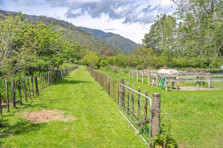 Photo of property in 50 Kents Road, Reikorangi, Waikanae, 5391