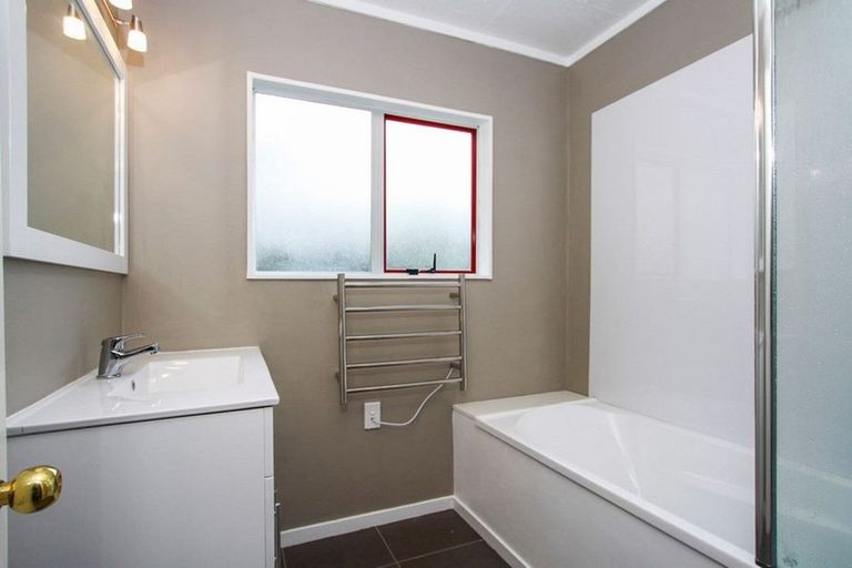 Photo of property in 2/87 Woodglen Road, Glen Eden, Auckland, 0602