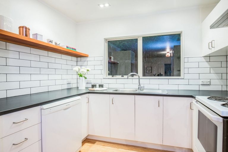 Photo of property in 17a Highland Avenue, Titirangi, Auckland, 0604