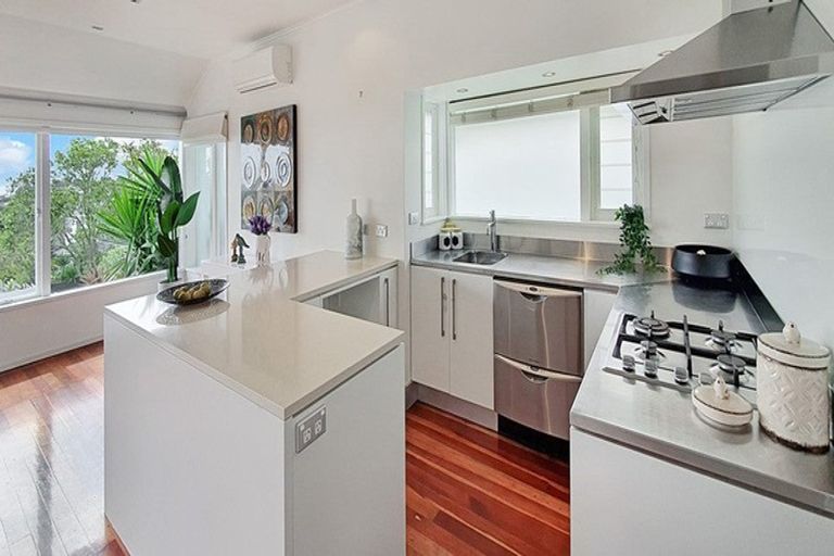 Photo of property in 14 Bank Street, Hillcrest, Auckland, 0627
