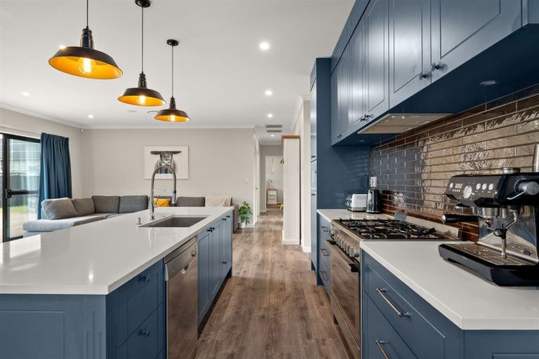 Photo of property in 2 Madden Avenue, Kumeu, 0810