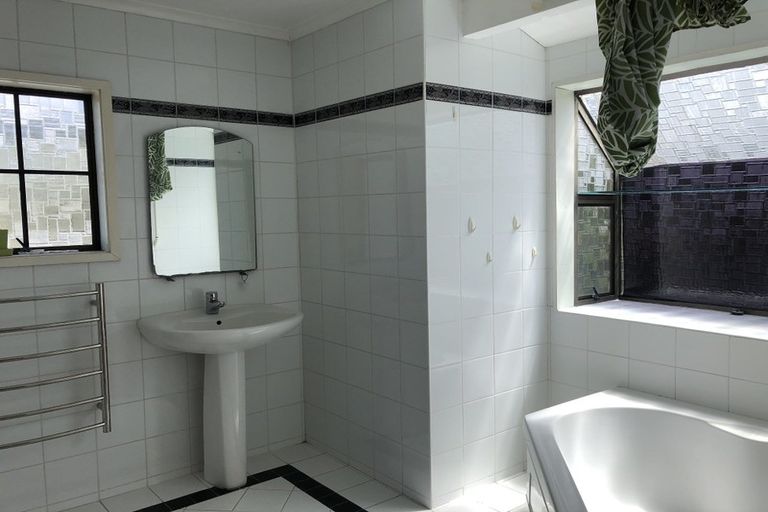 Photo of property in 30 Penfold Place, Henderson, Auckland, 0610