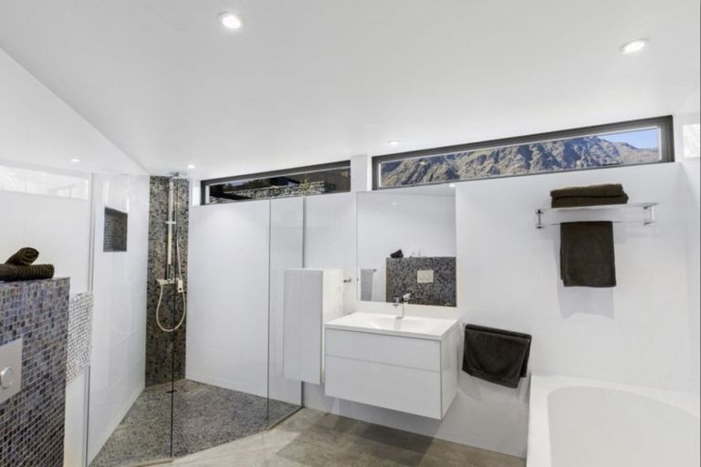 Photo of property in 10 Mckellar Drive, Jacks Point, Queenstown, 9371