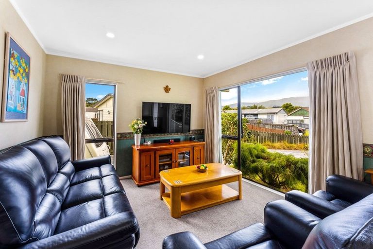 Photo of property in 42 Delaware Grove, Totara Park, Upper Hutt, 5018