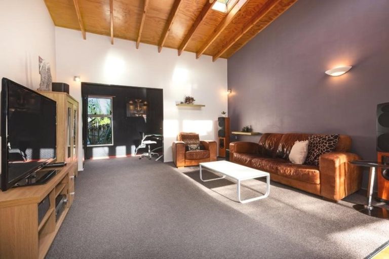 Photo of property in 8a Cullen Place, Tawa, Wellington, 5028