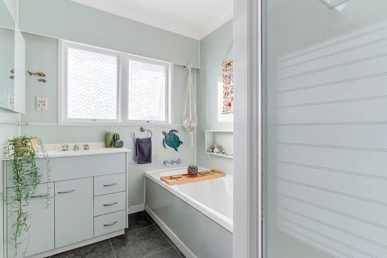 Photo of property in 8 Hillcrest Road, Hatfields Beach, Orewa, 0931