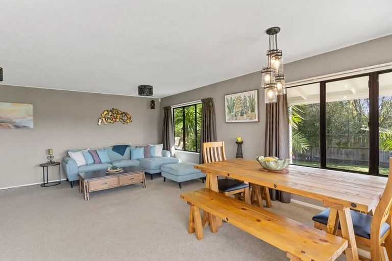 Photo of property in 22 Pukeroa Place, Papakura, 2110