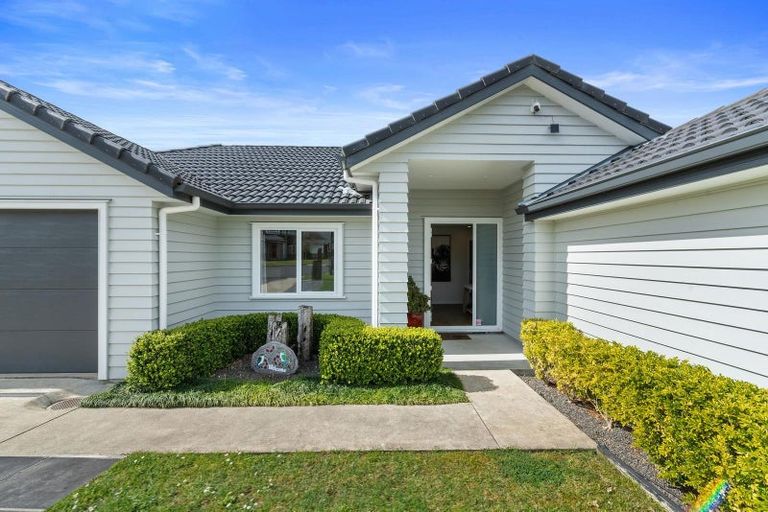 Photo of property in 2 Nikau Way, Riverhead, 0820