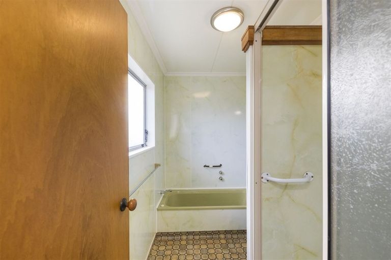 Photo of property in 16 Ellesmere Crescent, Highbury, Palmerston North, 4412