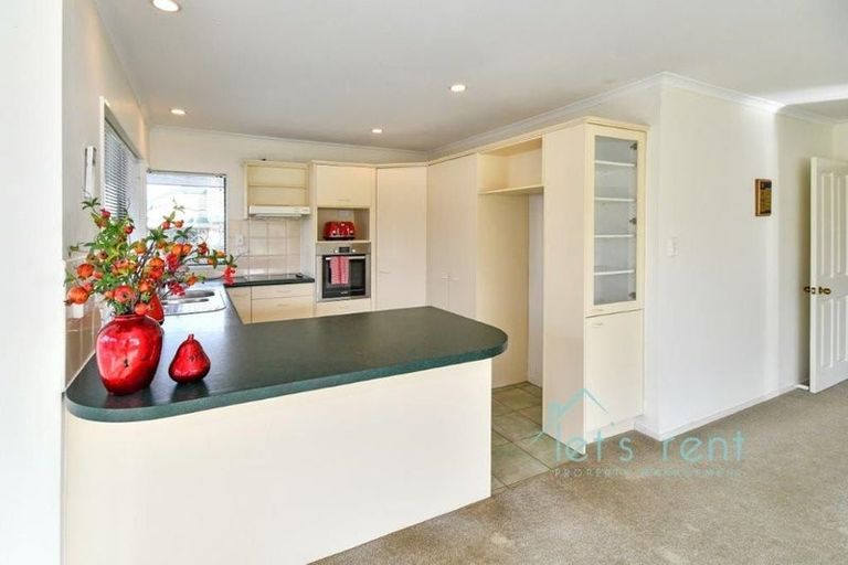 Photo of property in 2 Pat O'connor Place, Manurewa, Auckland, 2105