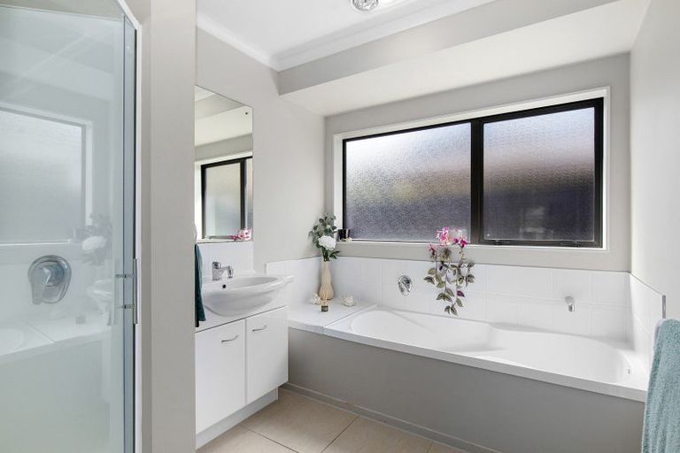 Photo of property in 15 Aragon Grove, Kingsley Heights, Upper Hutt, 5018