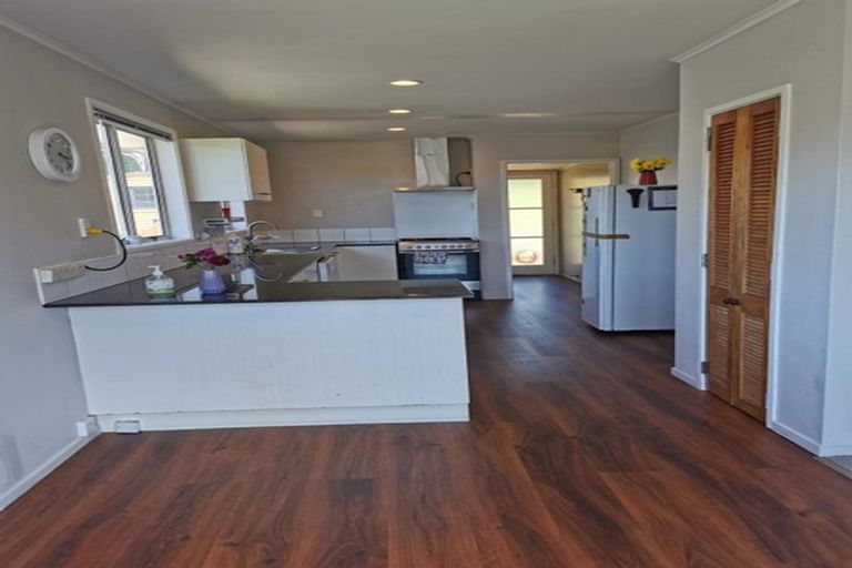 Photo of property in 28 Staincross Street, Green Bay, Auckland, 0604