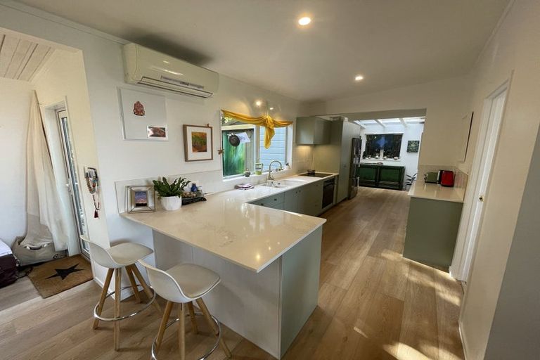 Photo of property in 60 Kauri Point Road, Laingholm, Auckland, 0604