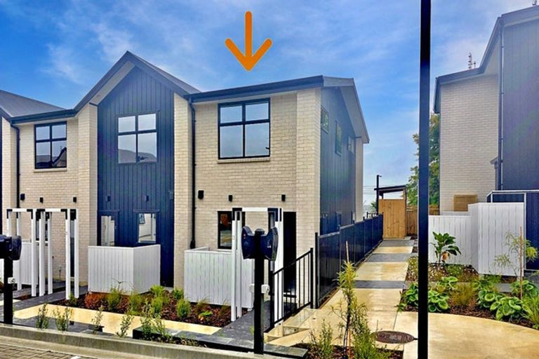 Photo of property in 1/23 Awaroa Road, Sunnyvale, Auckland, 0612