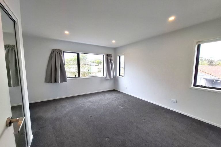 Photo of property in 10/47 Awaroa Road, Sunnyvale, Auckland, 0612