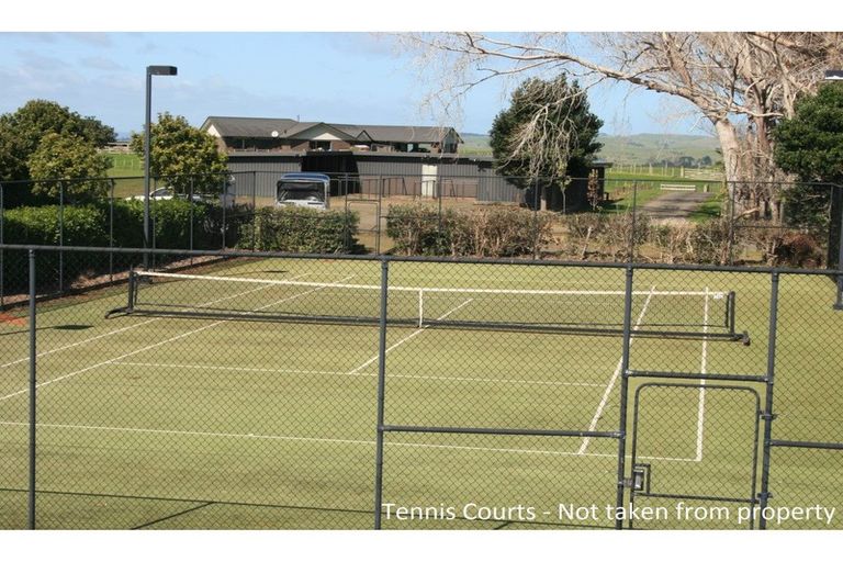 Photo of property in 7 Kaipara Lake Road, South Head, Helensville, 0874