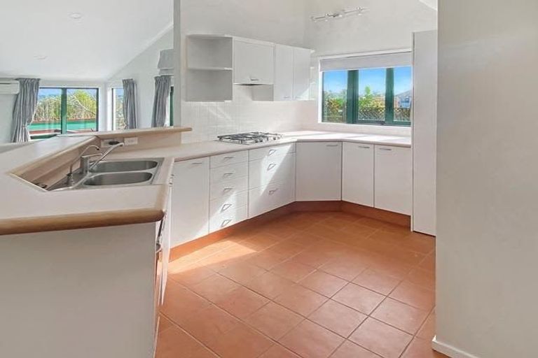 Photo of property in 24 Taroka Close, Pinehill, Auckland, 0632