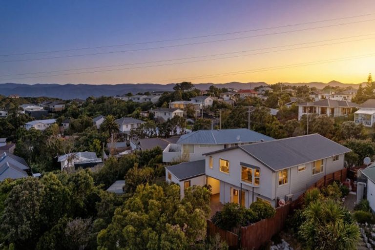 Photo of property in 32 Brooker Grove, Newlands, Wellington, 6037