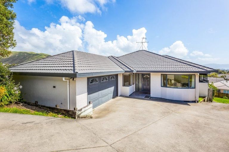 Photo of property in 54 Kakariki Grove, Waikanae, 5036