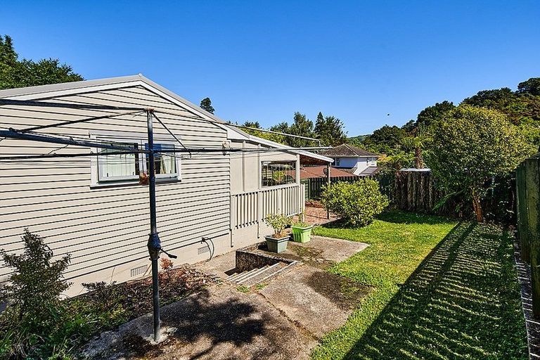 Photo of property in 73 Blue Mountains Road, Pinehaven, Upper Hutt, 5019
