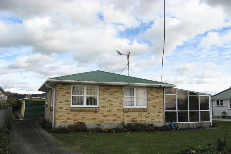 Photo of property in 28 East Road, Shannon, 4821