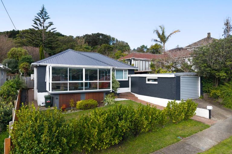 Photo of property in 73 Taylor Terrace, Tawa, Wellington, 5028