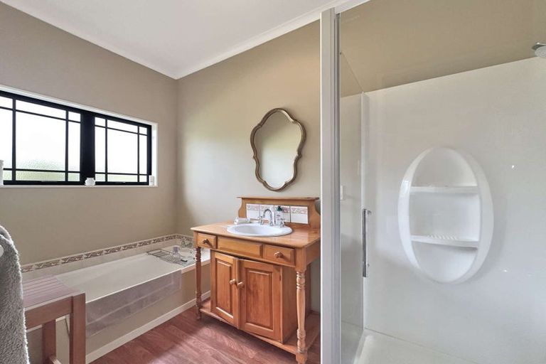 Photo of property in 20 Paraekaretu Street, Hunterville, 4730