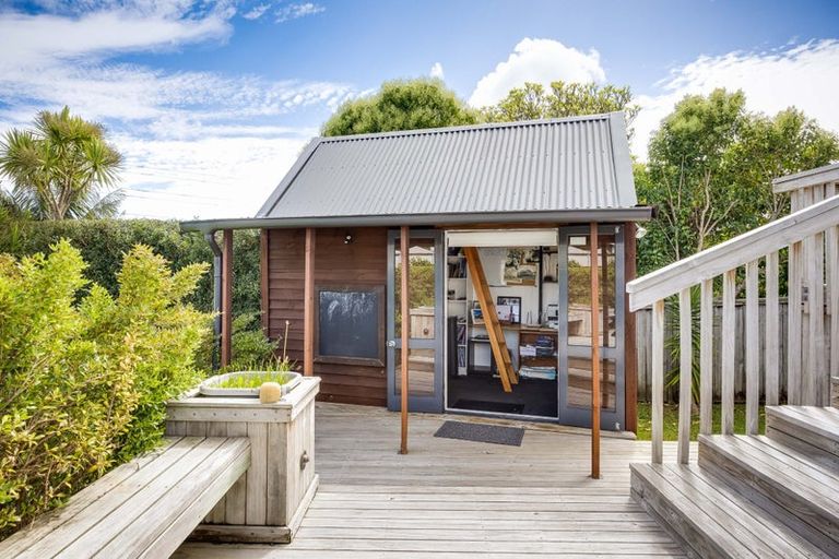 Photo of property in 16 Paton Avenue, Te Atatu South, Auckland, 0610