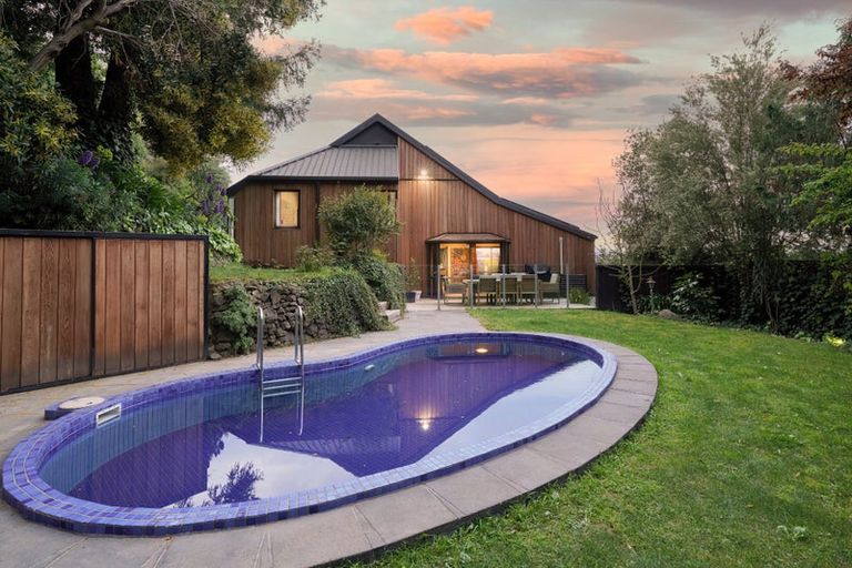 Photo of property in 2 Cannon Hill Crescent, Mount Pleasant, Christchurch, 8081