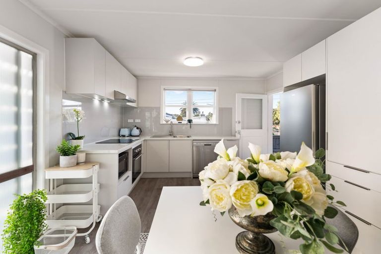 Photo of property in 24 Cobham Crescent, Kelston, Auckland, 0602