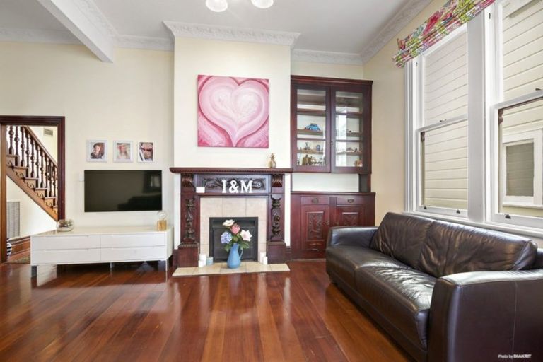 Photo of property in 37 Grant Road, Thorndon, Wellington, 6011