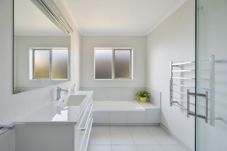 Photo of property in 66 Orotu Drive, Poraiti, Napier, 4112