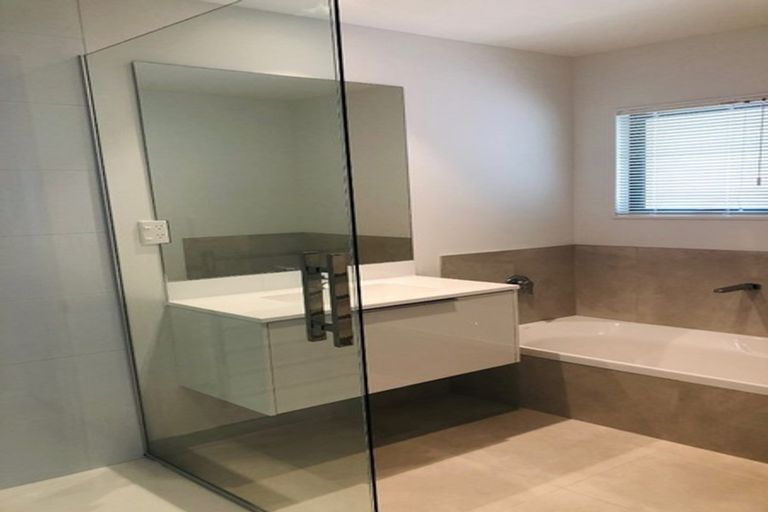 Photo of property in 2/7 Carl Place, Unsworth Heights, Auckland, 0632