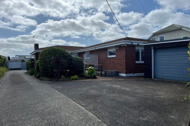 Photo of property in 1/5 Stratford Avenue, Milford, Auckland, 0620